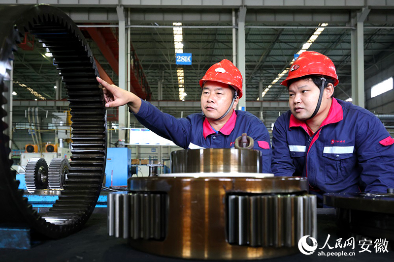 王忠才正在車間指導。 人民網記者 呂歡歡攝